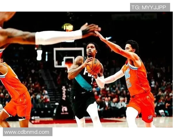 勇士与开拓者激战正酣NBA赛场精彩对决引发球迷热议